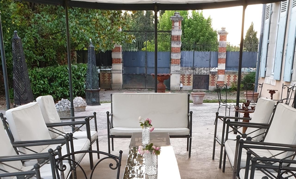 La Villa des Arts, chambre d'hôtes et maison d'hôtes de luxe à Savigné-l'Évêque, proche de Le Mans dans le Centre Val de Loire, Adresses Exclusives.