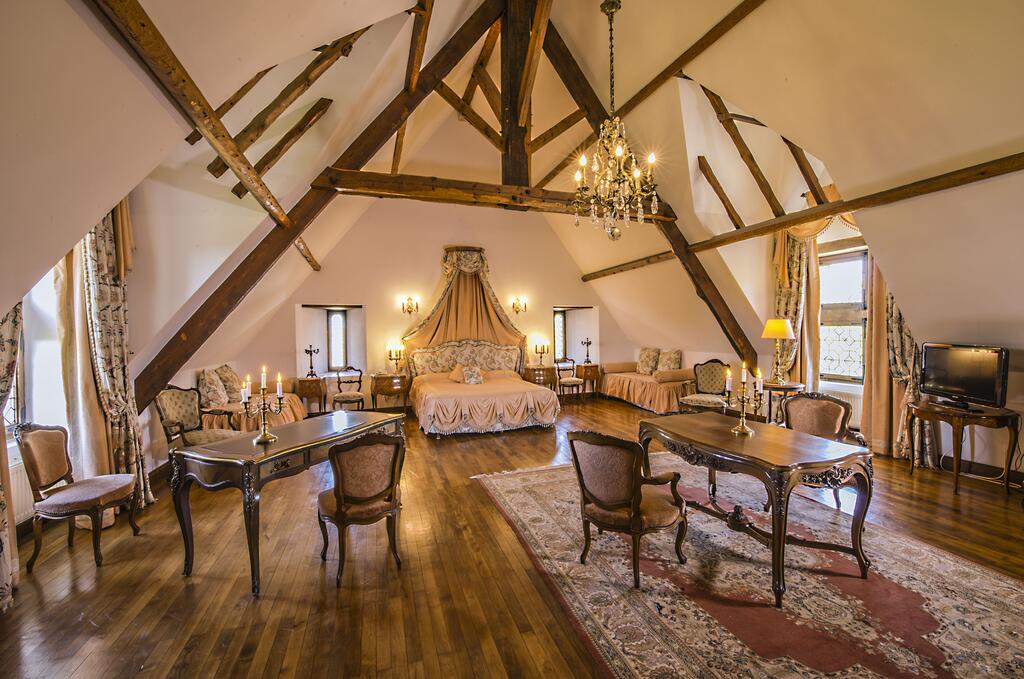 Chateau de La Colaissière, location de luxe Val de loire à SAINT SAUVEUR DE LANDEMONT. Adresses Exclusives