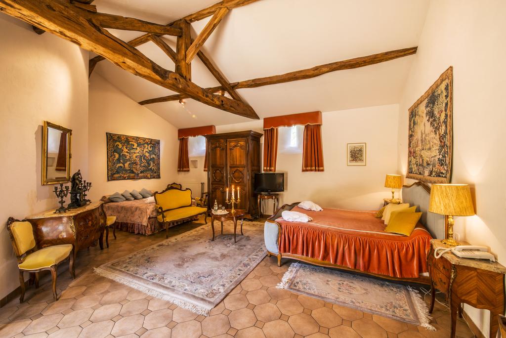 Chateau de La Colaissière, location de luxe Val de loire à SAINT SAUVEUR DE LANDEMONT. Adresses Exclusives