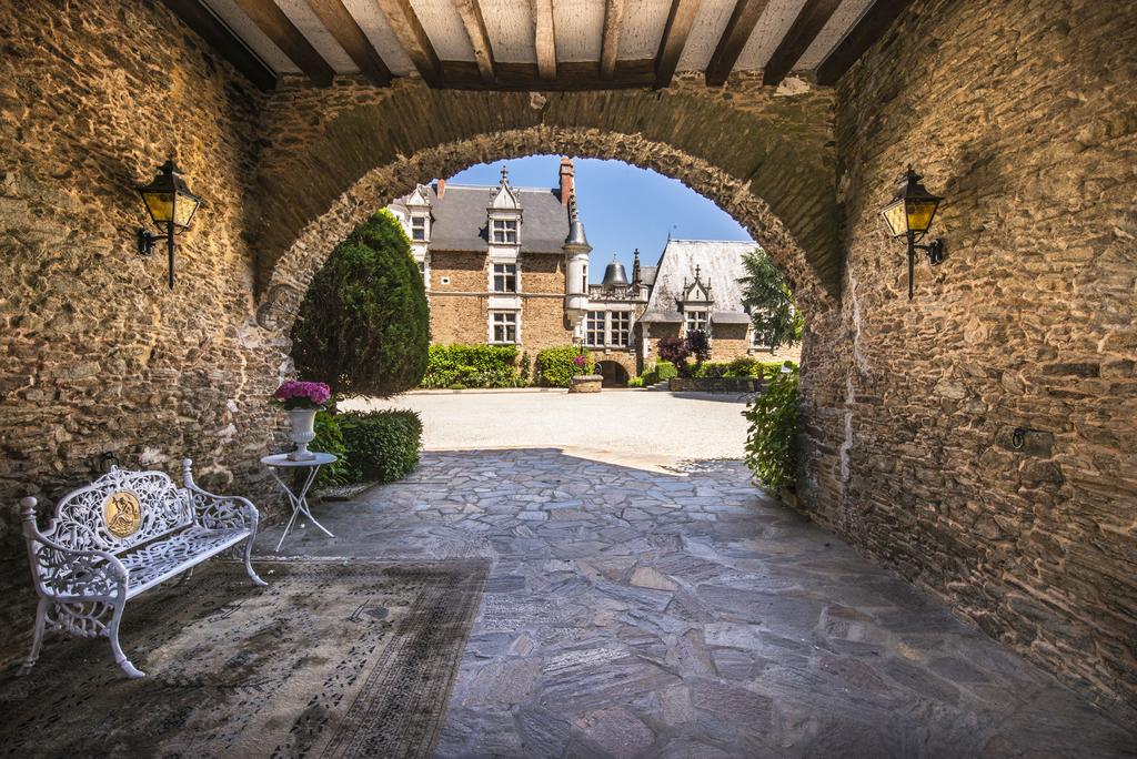 Chateau de La Colaissière, location de luxe Val de loire à SAINT SAUVEUR DE LANDEMONT. Adresses Exclusives
