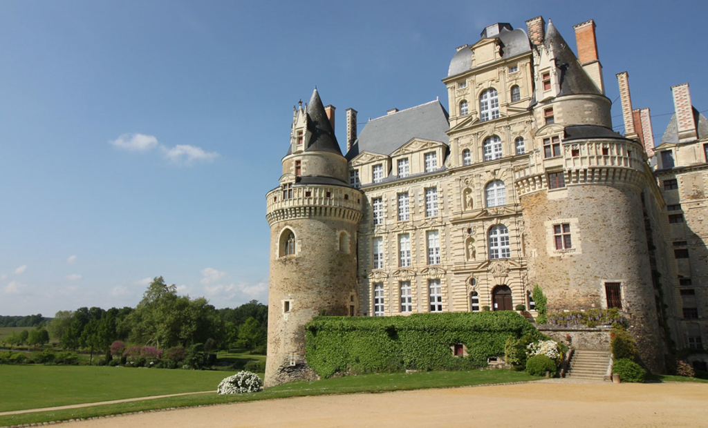 château de Brissac, Location de Luxe Angers, Val de Loire, Adresses Exclusives.