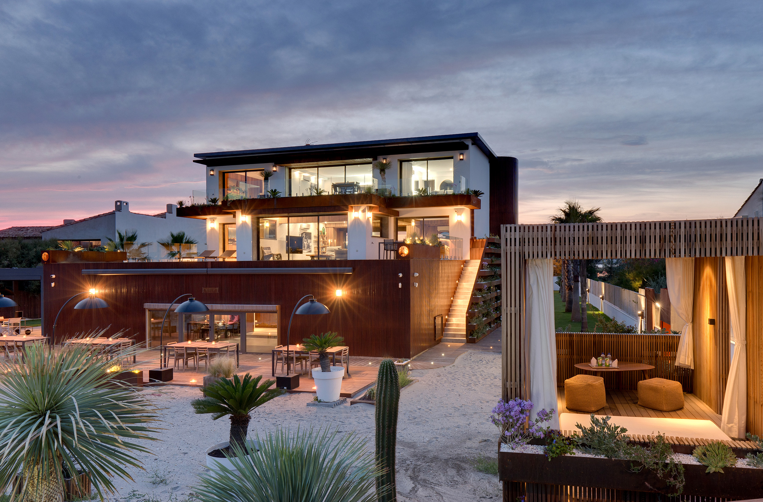 Villa Miramar est une Adresse Exclusive qui propose chambre d’hôtes de charme et luxe dans le Bassin de Thau Frontignan proche de Sète en Occitanie France - Adresses Exclusives