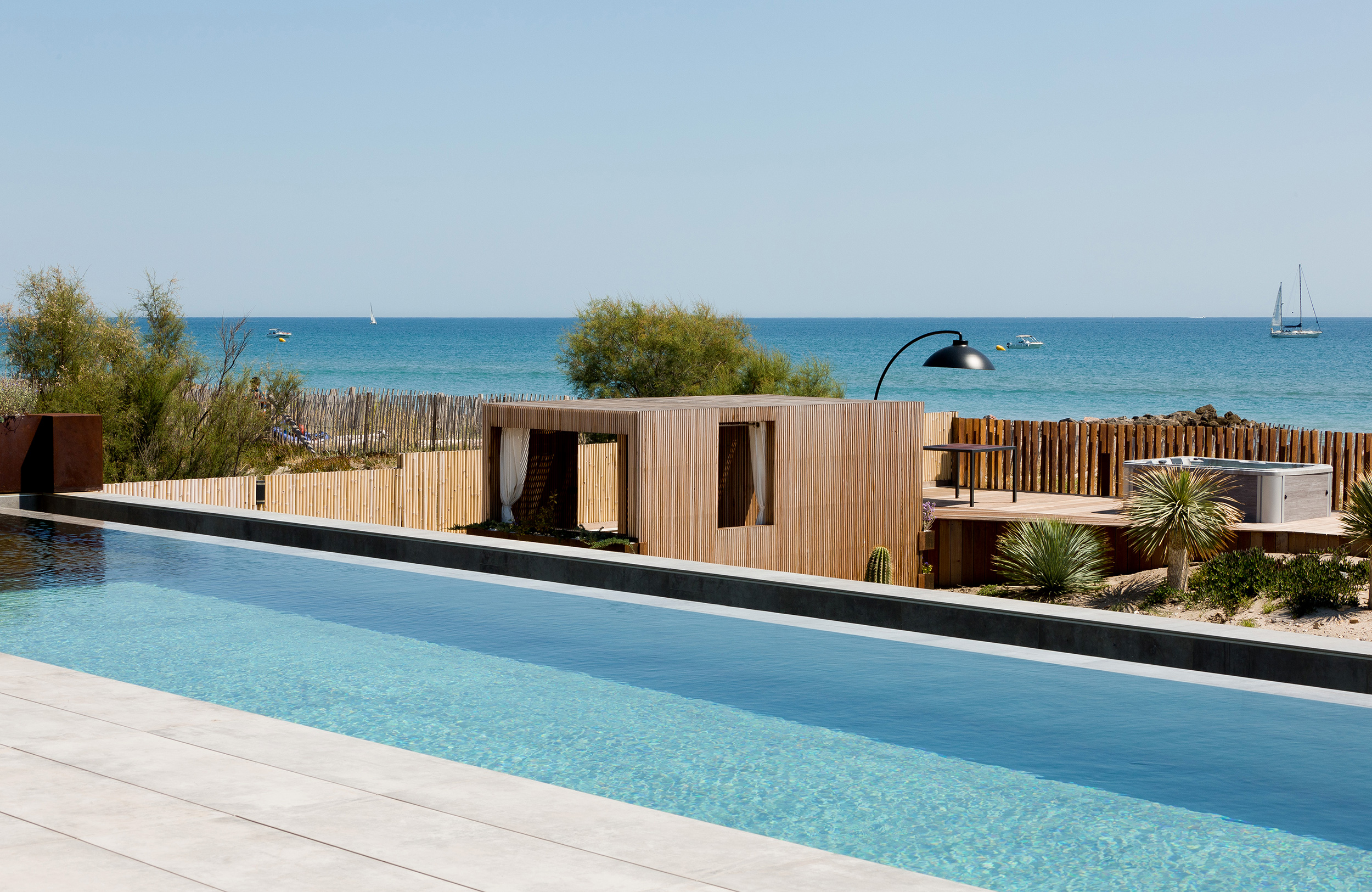 Villa Miramar est une Adresse Exclusive qui propose chambre d’hôtes de charme et luxe dans le Bassin de Thau Frontignan proche de Sète en Occitanie France - Adresses Exclusives